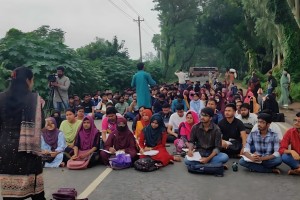 রবিতে স্থায়ী ক্যাম্পাসের দাবিতে এবার মহাসড়কে প্রতীকী ক্লাস শিক্ষার্থীদের