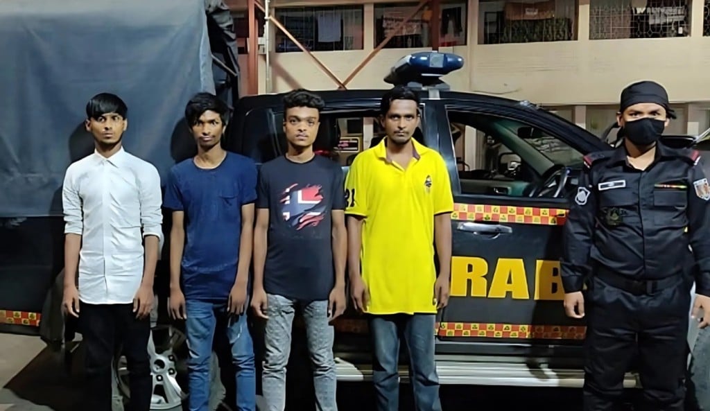 রাজধানীতে অস্ত্রসহ কিশোর গ্যাংয়ের ৪ সদস্য গ্রেপ্তার 1752993686 রাজধানীতে অস্ত্রসহ কিশোর গ্যাংয়ের ৪ সদস্য গ্রেপ্তার