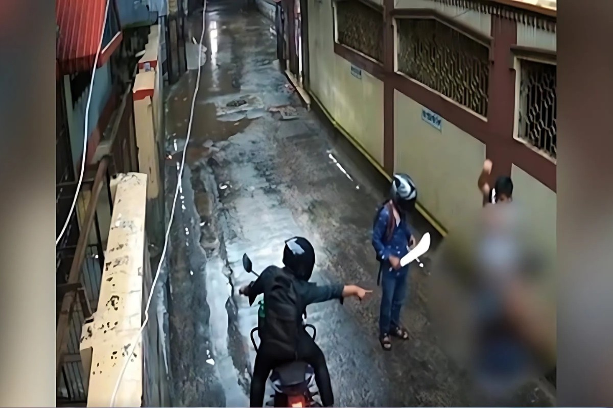 রাজধানীতে চাপাতি ধরে ছিনতাইয়ের ঘটনায় গ্রেপ্তার ১
