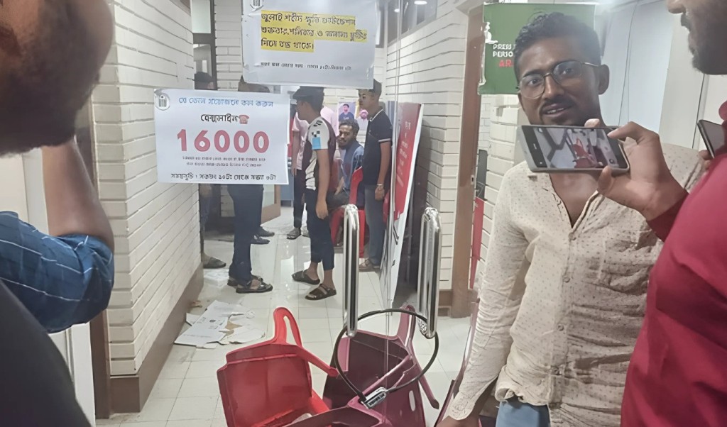 রাজধানীতে জুলাই ফাউন্ডেশনের কার্যালয়ে আহতদের হামলার ভিডিও ভাইরাল 1752027016 “তালাডা খোল! ‘এই লাডিডা দে তো’ — জুলাই স্মৃতি ফাউন্ডেশনের অফিসে হামলার ভিডিও ভাইরাল”