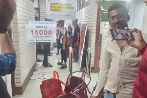 “তালাডা খোল! ‘এই লাডিডা দে তো’ — জুলাই স্মৃতি ফাউন্ডেশনের অফিসে হামলার ভিডিও ভাইরাল”