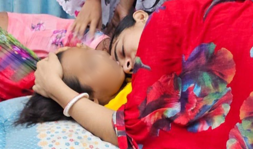 রান্নাঘরের আড়ার সঙ্গে ঝুলছিল ছোট্ট রাখির মরদেহ, পুলিশ বলছে ‘রহস্য’ 3 রান্নাঘরের আড়ার সঙ্গে ঝুলছিল ছোট্ট রাখির মরদেহ পুলিশ বলছে ‘রহস্যজনক 1751803703 রান্নাঘরের আড়ার সঙ্গে ঝুলছিল ছোট্ট রাখির মরদেহ, পুলিশ বলছে ‘রহস্য’