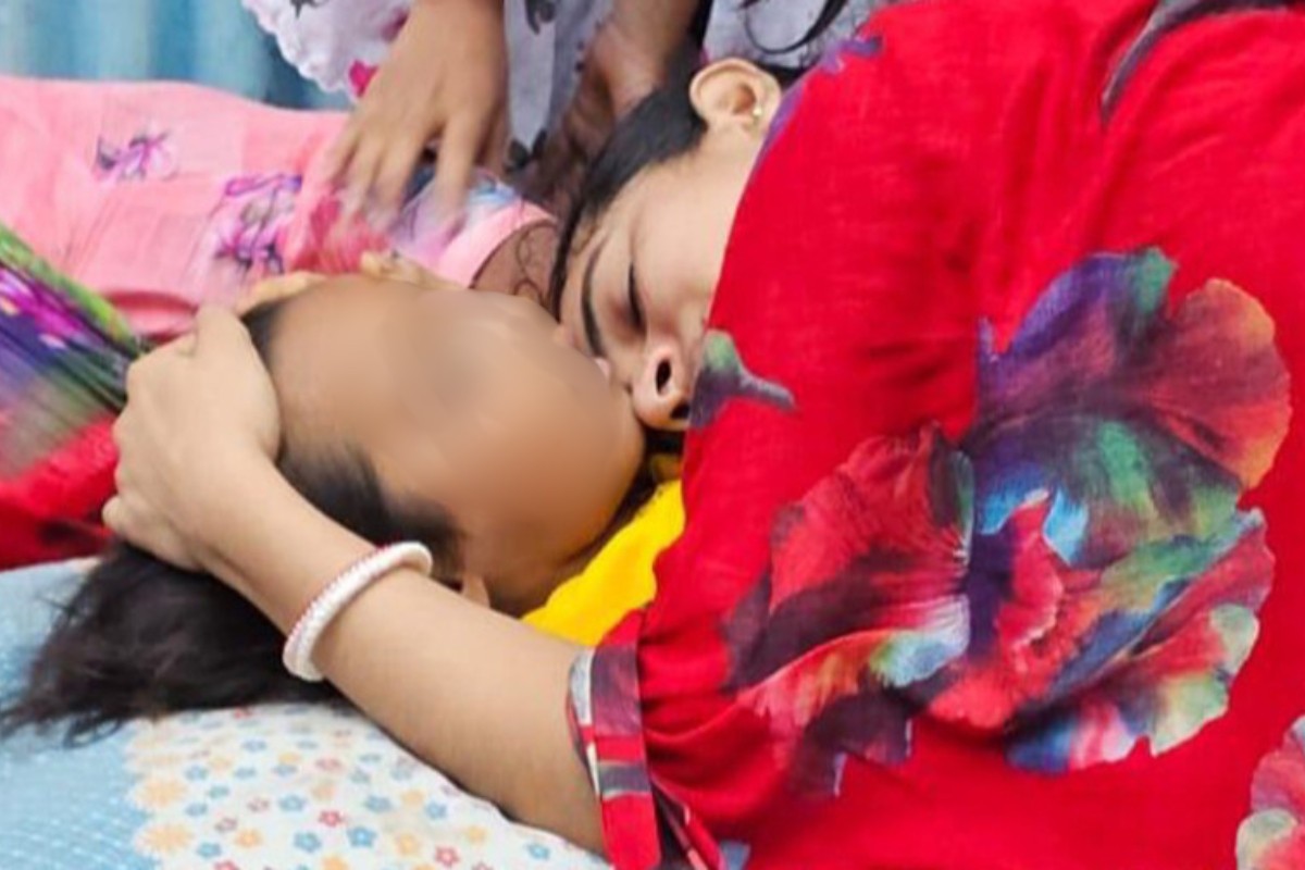 রান্নাঘরের আড়ার সঙ্গে ঝুলছিল ছোট্ট রাখির মরদেহ, পুলিশ বলছে ‘রহস্য’