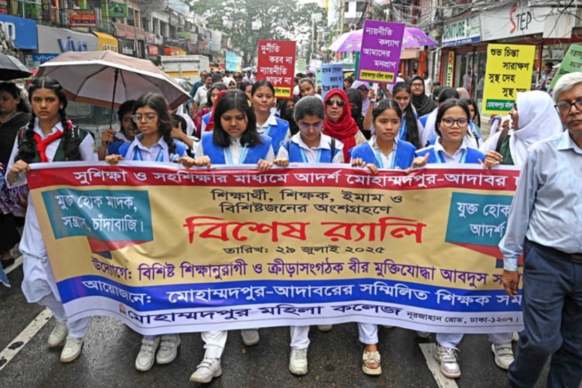 রাস্তায় নামলেন ৭০টি প্রতিষ্ঠানের শিক্ষক-শিক্ষার্থী ও অভিভাবকরা