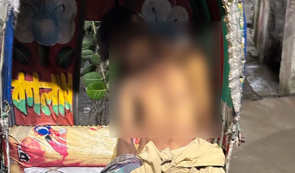 রিক্সাতেই মৃত্যু 1751432437 নিজের রিকশাতেই পড়েছিল তার নিথর দেহ