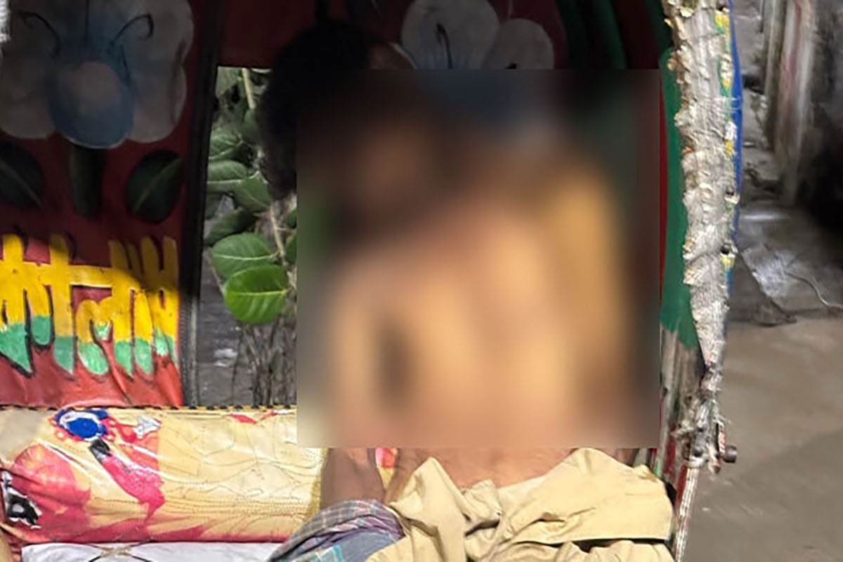 নিজের রিকশাতেই পড়েছিল তার নিথর দেহ