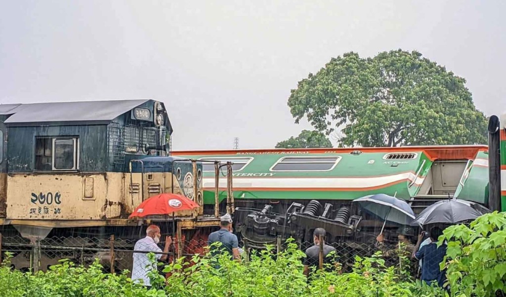 লালমনিরহাটে দুই ট্রেনের সংঘর্ষে উল্টে গেছে বগি 4 লালমনিরহাটে দুই ট্রেনের সংঘর্ষে উল্টে গেছে বগি 1753695205 লালমনিরহাটে দুই ট্রেনের সংঘর্ষে উল্টে গেছে বগি