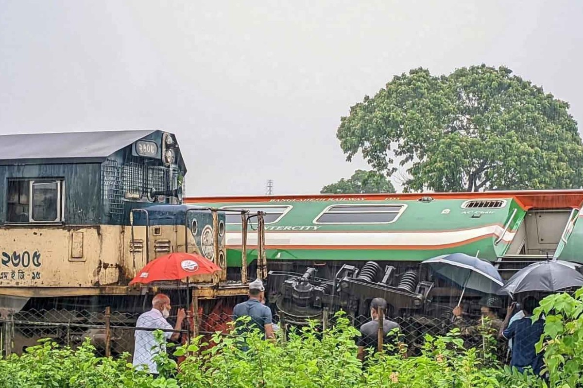 লালমনিরহাটে দুই ট্রেনের সংঘর্ষে উল্টে গেছে বগি