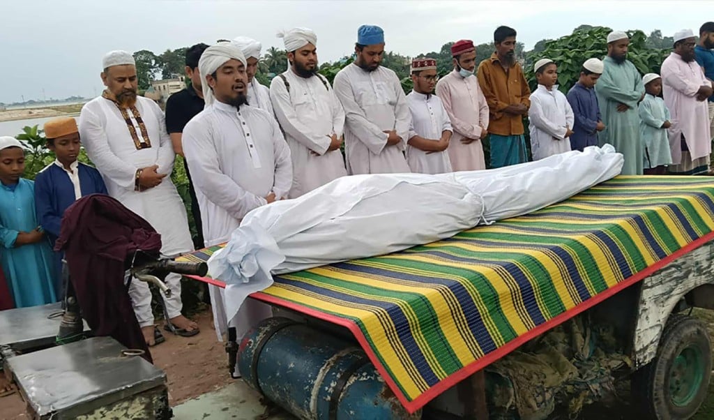 লাশ নেয়নি কেউ 1751436595 বাবার লাশ নিতে আসেনি কেউ, মৃত্যুর খবরে ফোন বন্ধ করে দিলেন ছেলেও!