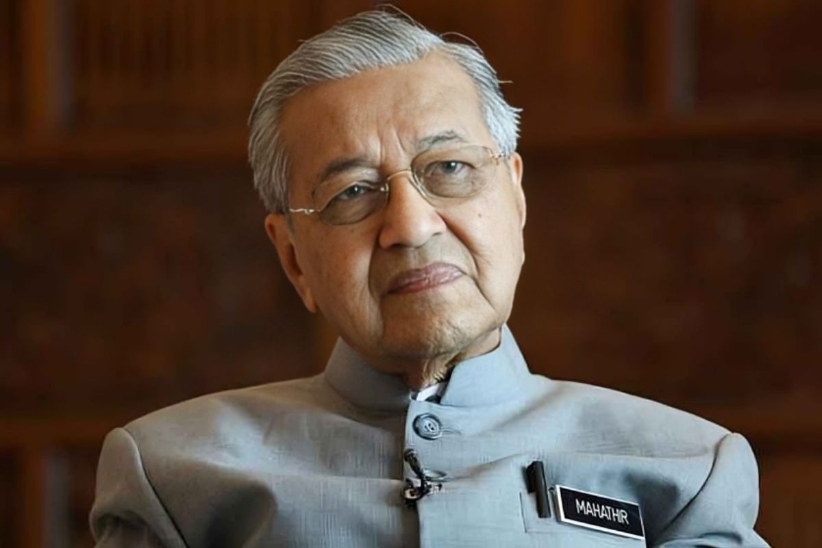 শতবর্ষে মাহাথির মোহাম্মদ: উন্নয়নের রূপকার না বিভাজনের প্রতীক?