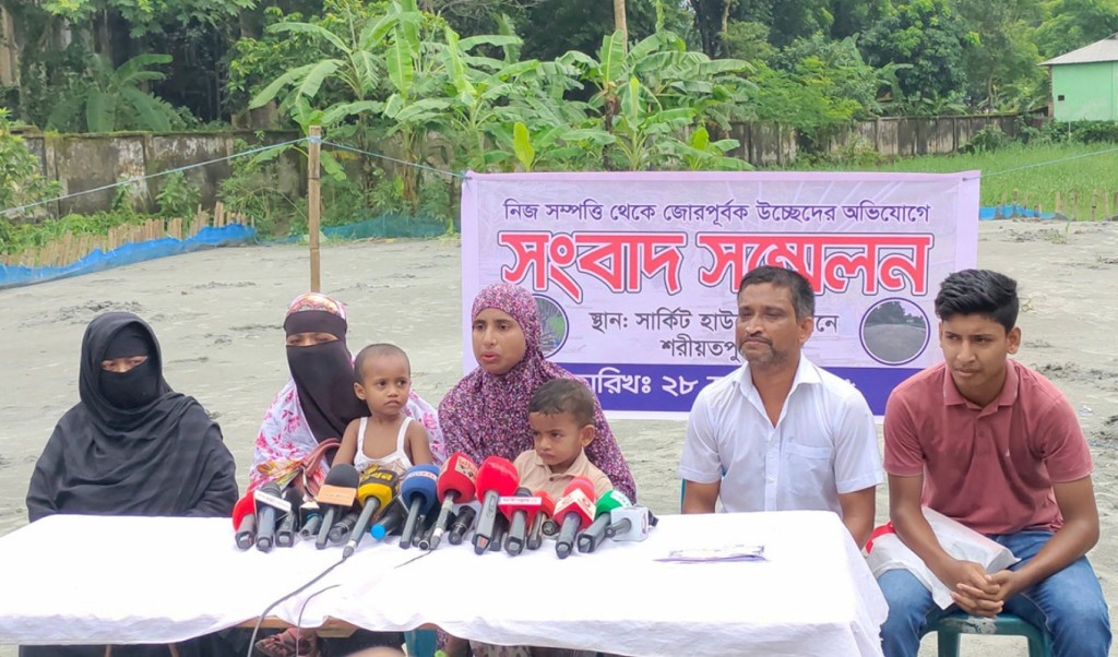 শরীয়তপুরে ডিসির বিরুদ্ধে ঘর নির্মাণে বাধা দেওয়ার অভিযোগ 4 ডিসি