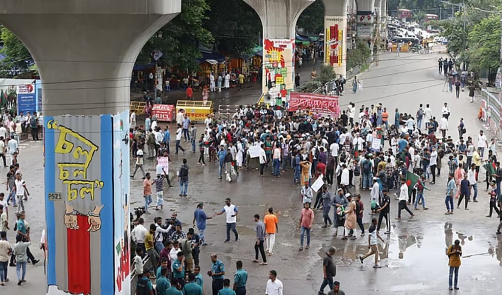 শহরজুরে তীব্র যানজট 1753941374 ‘জুলাই সনদের’ দাবিতে শাহবাগে অবরোধ, যান চলাচল বন্ধ