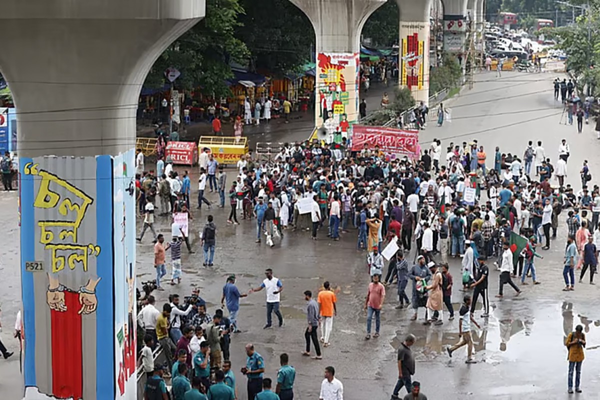 ‘জুলাই সনদের’ দাবিতে শাহবাগে অবরোধ, যান চলাচল বন্ধ