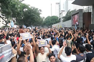 শিক্ষা উপদেষ্টার পদত্যাগ দাবিতে সচিবালয়ের সামনে শিক্ষার্থীদের বিক্ষোভ