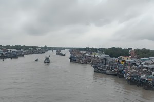 শূন্য হাতেই উত্তাল সমুদ্র ত্যাগ করছে মৎস্য শিকারিরা