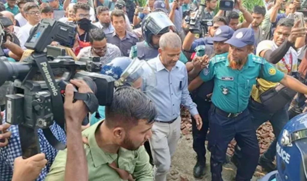 শেষ পর্যন্ত পেছনের ফটক দিয়ে মাইলস্টোন ছাড়লেন দুই উপদেষ্টা ও প্রেস সচিব 3 শেষ পর্যন্ত পেছনের ফটক দিয়ে মাইলস্টোন ছাড়লেন দুই উপদেষ্টা ও প্রেস সচিব 1753190629 শেষ পর্যন্ত পেছনের ফটক দিয়ে মাইলস্টোন ছাড়লেন দুই উপদেষ্টা ও প্রেস সচিব
