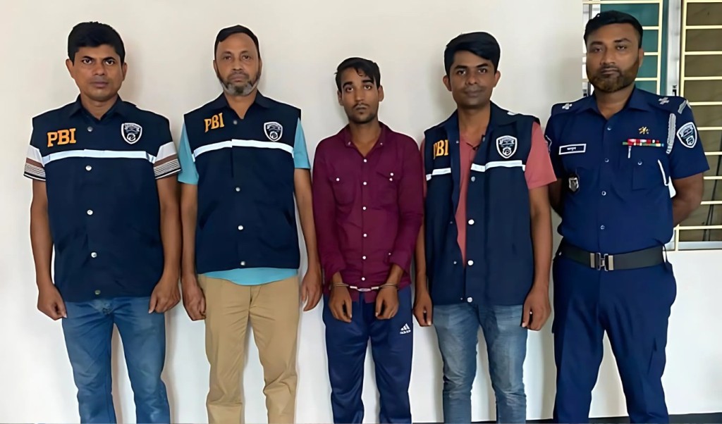 শ্বাসরোধে হত্যার পর লাশ ফেলে দেয় সেপটিক ট্যাংকে অভিযুক্ত গ্রেপ্তার 1751865778 শ্বাসরোধে হত্যার পর লাশ ফেলে দেয় সেপটিক ট্যাংকে, অভিযুক্ত গ্রেপ্তার