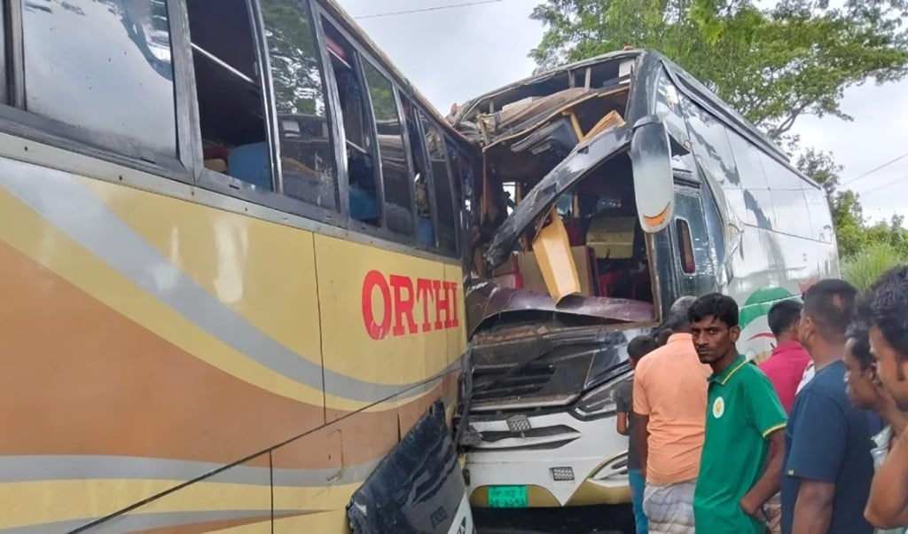 সংঘর্ষ 1752475101 মহাসড়কে দুই বাসের মুখোমুখি সংঘর্ষে আহত অন্তত ১০, কয়েকজনের অবস্থা আশঙ্কাজনক