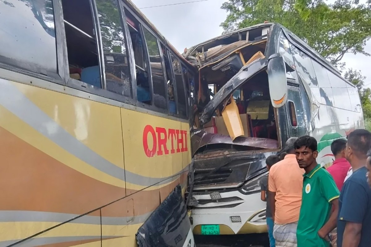 মহাসড়কে দুই বাসের মুখোমুখি সংঘর্ষে আহত অন্তত ১০, কয়েকজনের অবস্থা আশঙ্কাজনক
