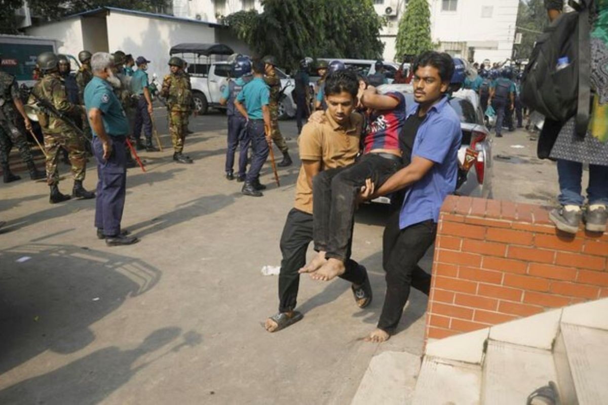 সচিবালয়ে আইনশৃঙ্খলা বাহিনীর সঙ্গে সংঘর্ষে আহত অন্তত ৪০ শিক্ষার্থী