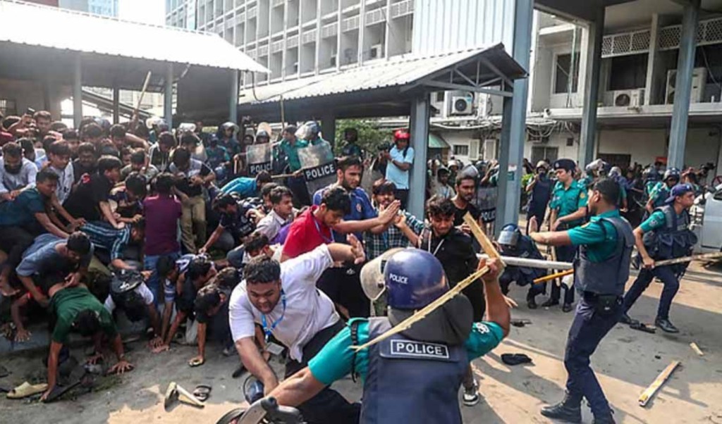 সচিবালয়ে গাড়ি ভাঙচুর ও হত্যাচেষ্টার অভিযোগে ১,২০০ জনের বিরুদ্ধে মামলা 4 সচিবালয়ে