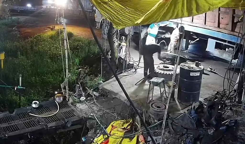 দানবীয় শব্দের পর ছিটকে গিয়ে সড়কের নিচে পড়ে ফাহাদ, ঘটনাস্থলেই মৃত্যু 9 সড়কের নিচে পড়ে ফাহাদ 1752046857 দানবীয় শব্দের পর ছিটকে গিয়ে সড়কের নিচে পড়ে ফাহাদ, ঘটনাস্থলেই মৃত্যু