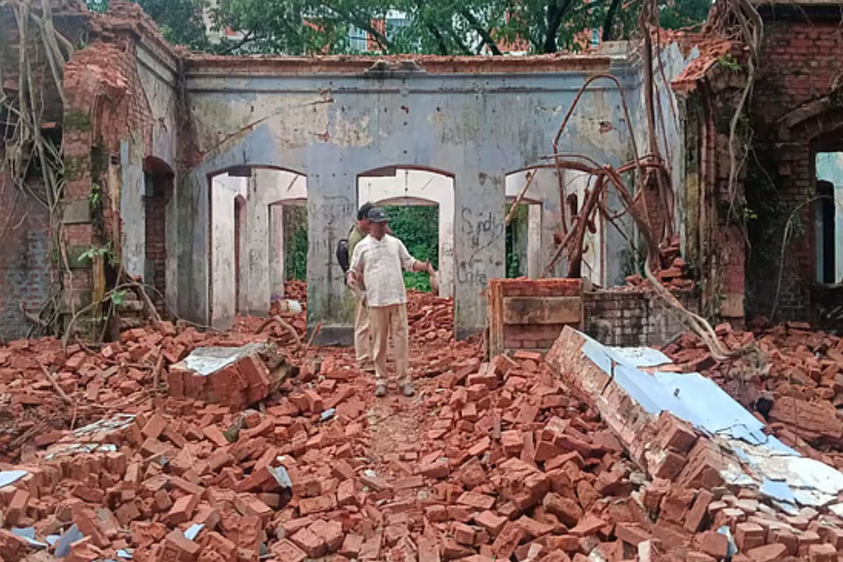 সত্যজিৎ রায়ের পূর্বপুরুষের স্মৃতিজড়িত শতবর্ষী বাড়িটি ভাঙছে শিশু একাডেমি
