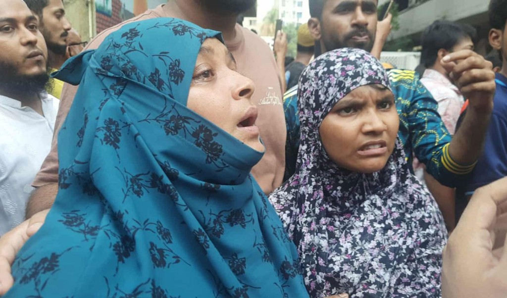 সন্তানকে খুঁজে কাঁদছেন মা, ‘একটু বলেন, আমার মেয়ে কোথায় আছে’ 3 বিমান বিধ্বস্ত