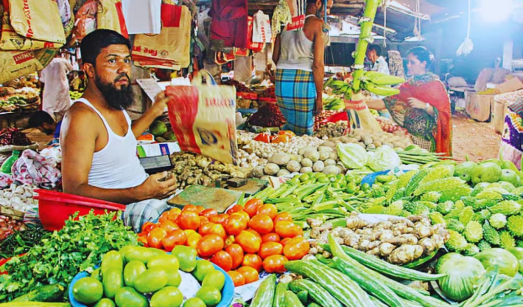 সবজির বাজারে অস্থিরতা, দাম ছাড়িয়েছে ৬০-৮০ টাকার উপরে 3 সবজির দাম 1751601049 সবজির বাজারে অস্থিরতা, দাম ছাড়িয়েছে ৬০-৮০ টাকার উপরে