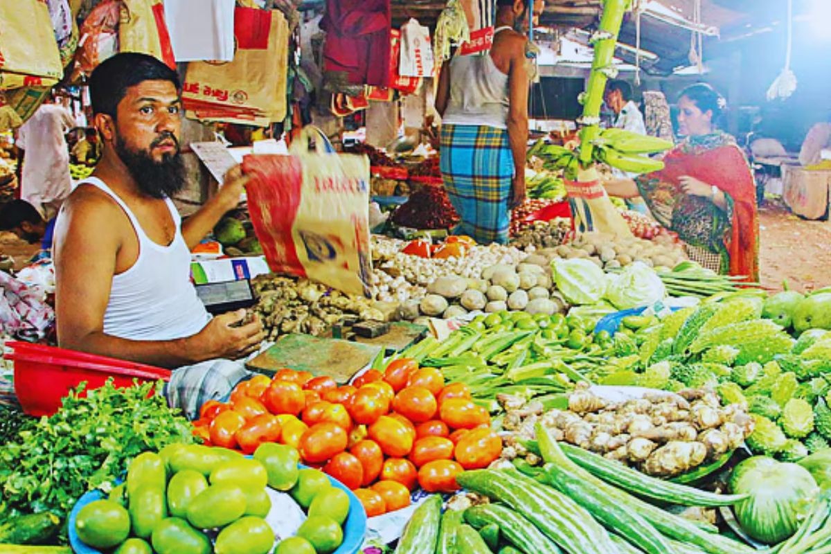সবজির বাজারে অস্থিরতা, দাম ছাড়িয়েছে ৬০-৮০ টাকার উপরে