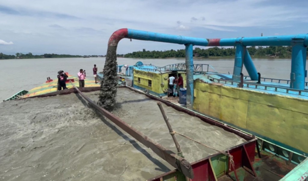 সরকারি প্রকল্পে মাটি লুট হুমকিতে গ্রাম 1 1752767920 সরকারি প্রকল্পে মাটি লুট, হুমকিতে গ্রাম