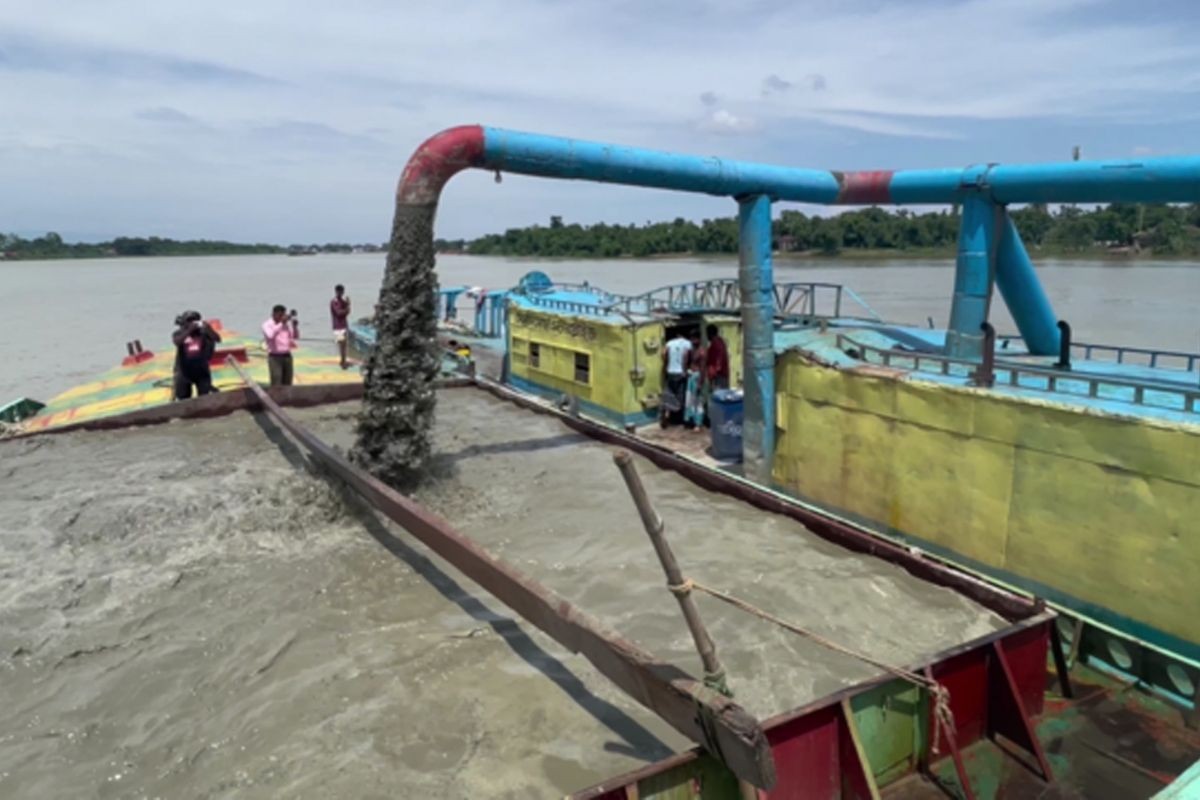 সরকারি প্রকল্পে মাটি লুট, হুমকিতে গ্রাম