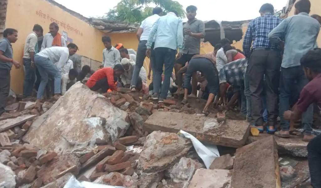 সরকারি স্কুলের ছাদ পড়লো ধসে, ৭ শিশু শিক্ষার্থী নিহত 4 সরকারি স্কুলের ছাদ পড়লো ধসে ৭ শিশু শিক্ষার্থী নিহত 1753443322 সরকারি স্কুলের ছাদ পড়লো ধসে, ৭ শিশু শিক্ষার্থী নিহত