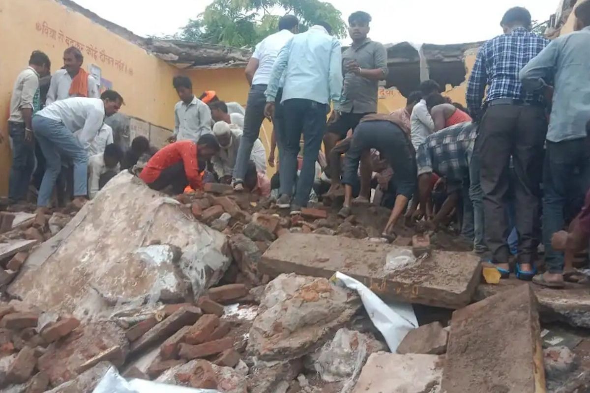 সরকারি স্কুলের ছাদ পড়লো ধসে, ৭ শিশু শিক্ষার্থী নিহত