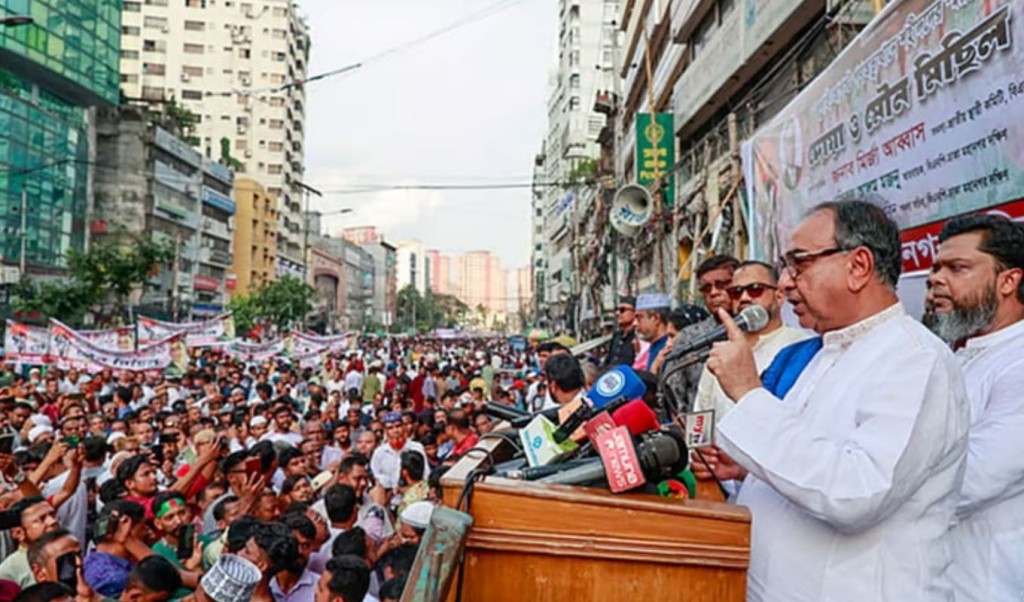 সরকারের কোলে একদল, কাঁধে আরেক দল: মির্জা আব্বাস 4 সরকারের কোলে একদল কাঁধে আর একদল মির্জা আব্বাস 1752846821 সরকারের কোলে একদল, কাঁধে আরেক দল: মির্জা আব্বাস