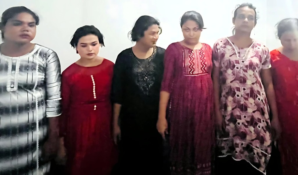 সাড়ে ১১ হাজার পিস ইয়াবাসহ তৃতীয় লিঙ্গের ৬ জন গ্রেপ্তার 1752468087 সাড়ে ১১ হাজার পিস ইয়াবাসহ তৃতীয় লিঙ্গের ৬ জন গ্রেপ্তার
