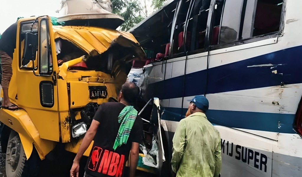 সাতসকালে পাবনায় বাস-ট্রাক সংঘর্ষে ৩ জন নিহত, আহত অন্তত ১০ 8 সাতসকালে পাবনায় বাস ট্রাক সংঘর্ষে ৩ জন নিহত 1751599154 সাতসকালে পাবনায় বাস-ট্রাক সংঘর্ষে ৩ জন নিহত, আহত অন্তত ১০