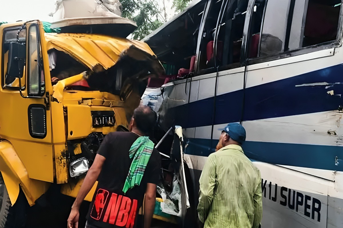 সাতসকালে পাবনায় বাস-ট্রাক সংঘর্ষে ৩ জন নিহত, আহত অন্তত ১০