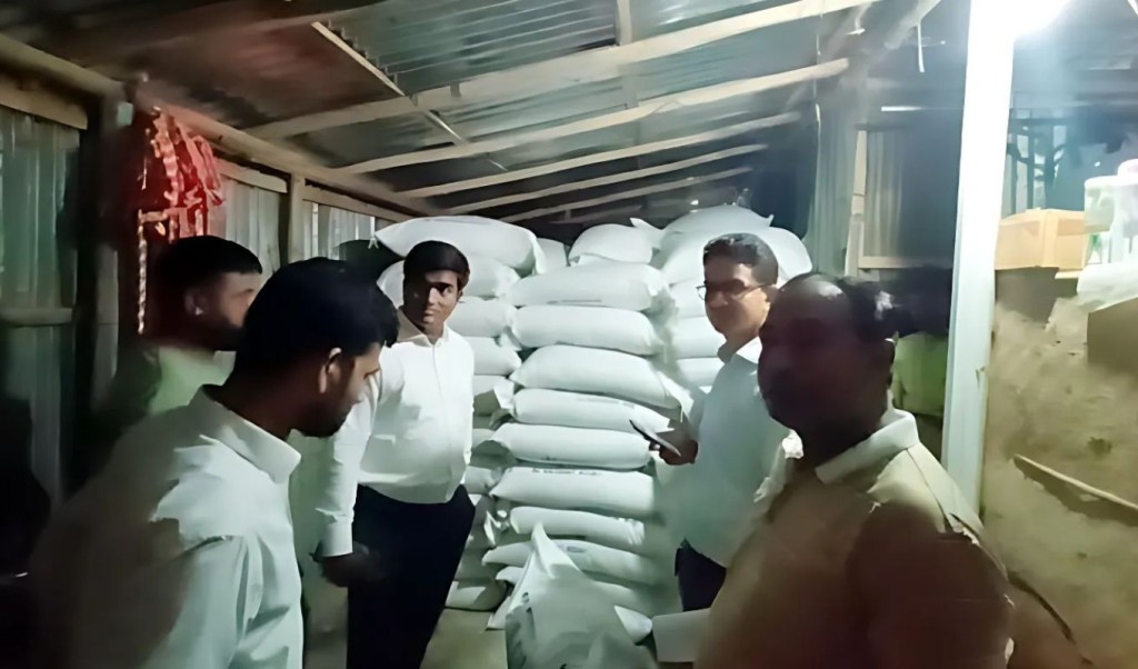 গাইবান্ধায় ১৩৩ বস্তা টিএসপি সার জব্দ 3 সার জব্দ 1753772195 গাইবান্ধায় ১৩৩ বস্তা টিএসপি সার জব্দ