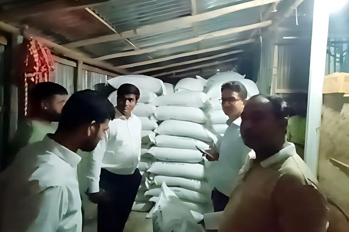 গাইবান্ধায় ১৩৩ বস্তা টিএসপি সার জব্দ