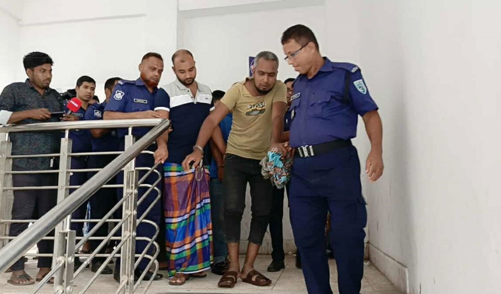 রংপুরে হিন্দুপল্লীতে হামলা: গ্রেপ্তার ৫ জন রিমান্ডে 4 গ্রেপ্তার ৫ জন রিমান্ডে