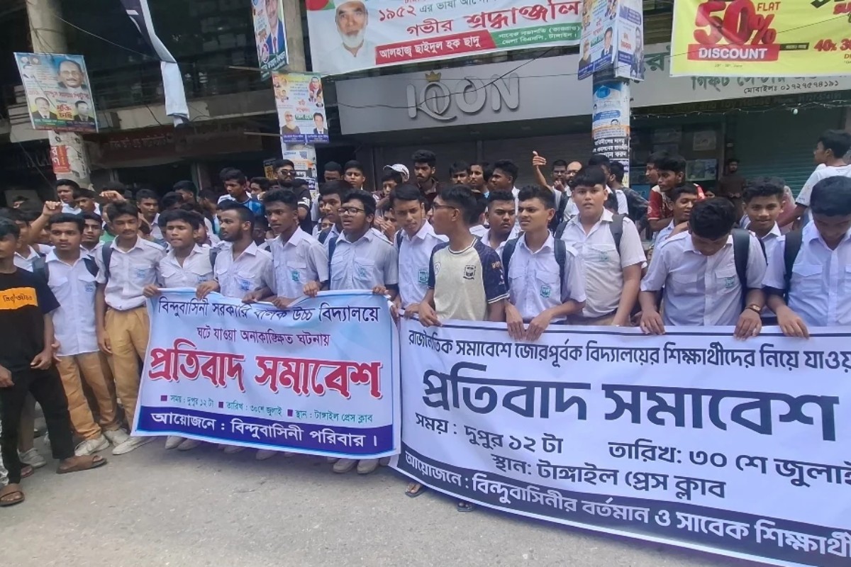 স্কুলচলাকালে ক্লাসে ঢুকে এনসিপির সমাবেশে যোগ দিতে শিক্ষার্থীদের ‘বাধ্য’ করে নেতারা