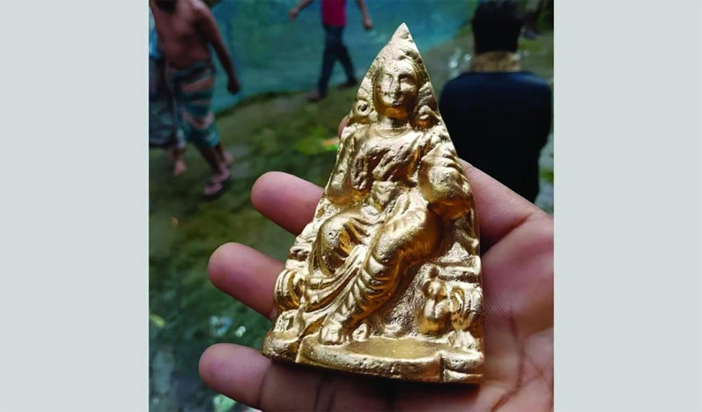 স্বর্ণের কলস ভেবে সর্বহারা 1753759912 স্বর্ণের কলসের লোভে গৃহবধূ হারালেন ৭ লাখ টাকা ও ৭ ভরি সোনা