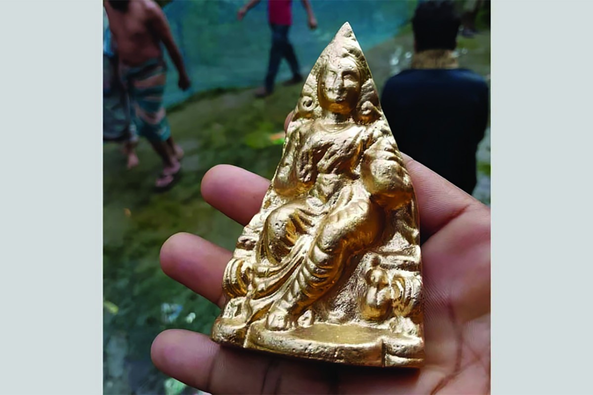 স্বর্ণের কলসের লোভে গৃহবধূ হারালেন ৭ লাখ টাকা ও ৭ ভরি সোনা