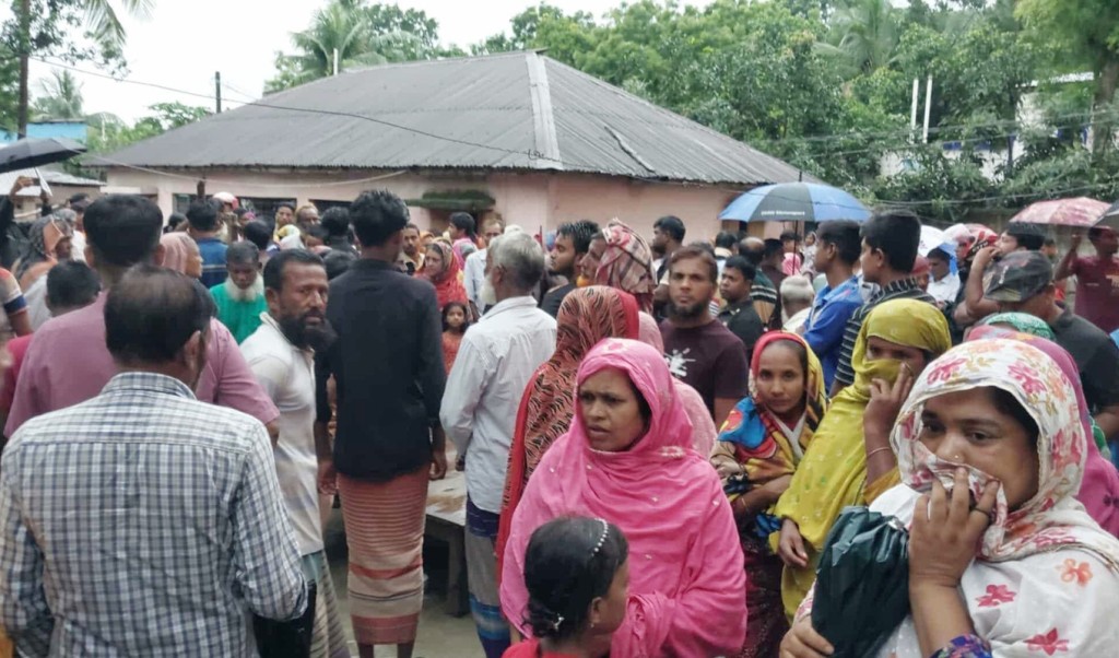স্বামীকে বাঁচাতে গিয়ে প্রাণ গেল স্ত্রীরও 4 স্বামীকে বাঁচাতে গিয়ে প্রাণ গেল স্ত্রীরও 1752503071 স্বামীকে বাঁচাতে গিয়ে প্রাণ গেল স্ত্রীরও