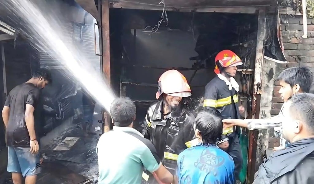 হকার্স মার্কেটে আগুনে পুড়ে ছাই ৩০ দোকান আহত ৫ 1752820877 হকার্স মার্কেটে আগুনে পুড়ে ছাই ৩০ দোকান, আহত ৫