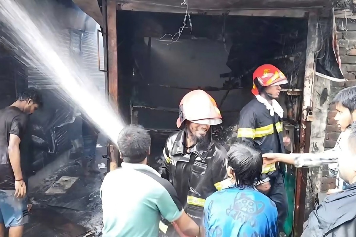 হকার্স মার্কেটে আগুনে পুড়ে ছাই ৩০ দোকান, আহত ৫