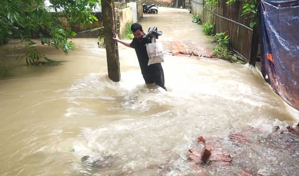 হালদা ও কর্ণফুলীর পানিবৃ্দ্ধি, ডুবেছে রাউজানের ৫০টি গ্রাম 4 হালদা ও কর্ণফুলীর পানিবৃ্দ্ধি ডুবেছে রাউজানের ৫০টি গ্রাম 1753708902 হালদা ও কর্ণফুলীর পানিবৃ্দ্ধি, ডুবেছে রাউজানের ৫০টি গ্রাম