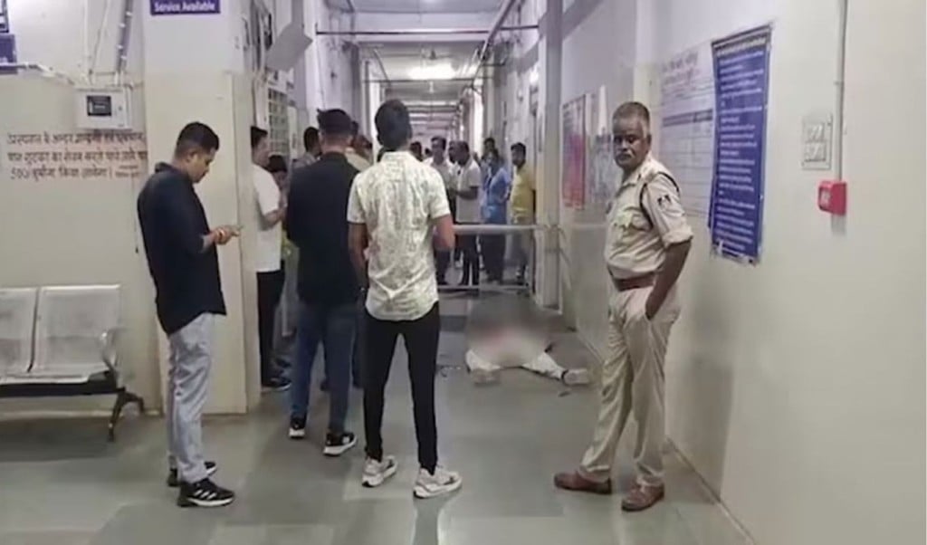হাসপাতালে চিকিৎসক নার্সের সামনেই তরুণীকে গলা কেটে হত্যা 1751367053 হাসপাতালে চিকিৎসক-নার্সের সামনেই তরুণীকে গলা কেটে হত্যা