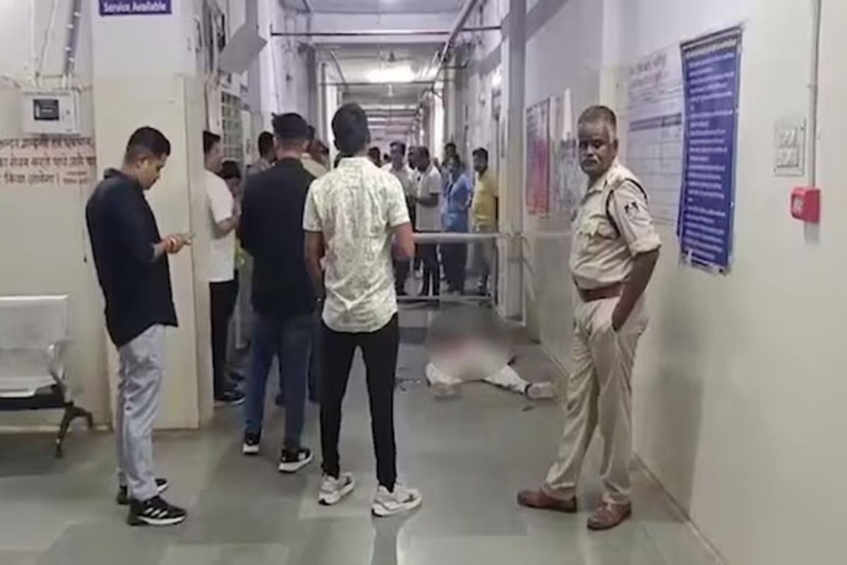 হাসপাতালে চিকিৎসক-নার্সের সামনেই তরুণীকে গলা কেটে হত্যা